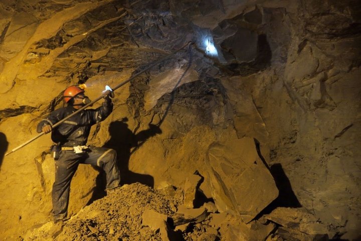 اجرای اقدامات پیشگیرانه و ایمن‌سازی در معدن آق‌دربند سرخس